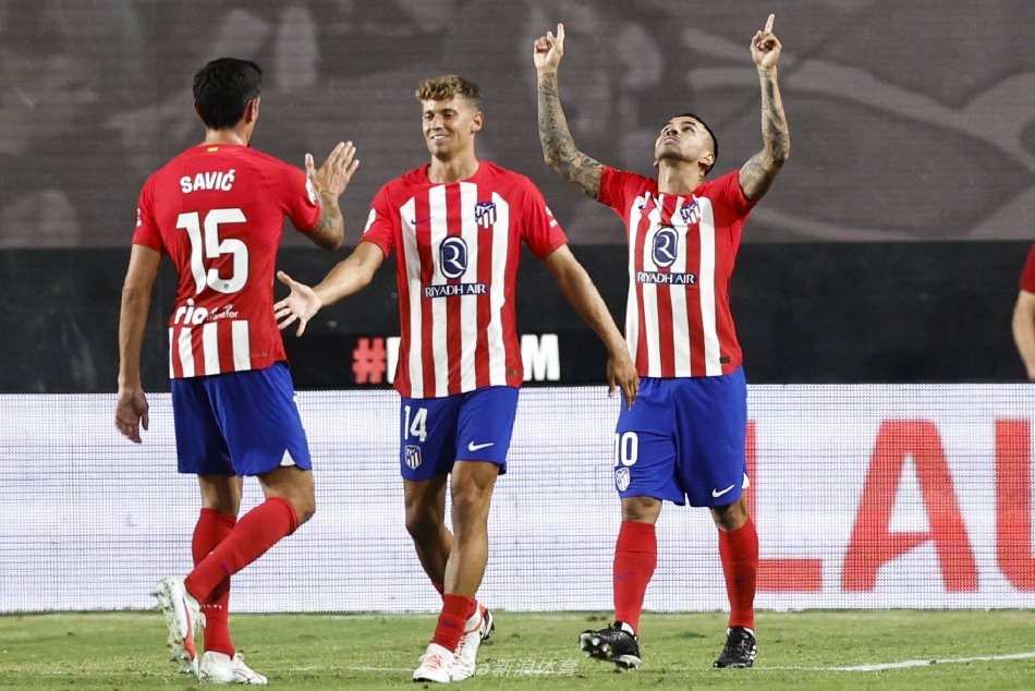 在万众瞩目 在万众瞩目